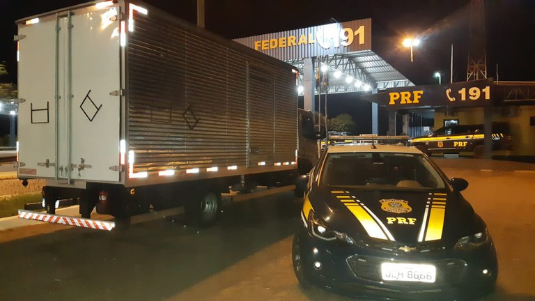 PRF aborda motorista transportando defensivo agrícola de forma irregular em Rondonópolis/MT