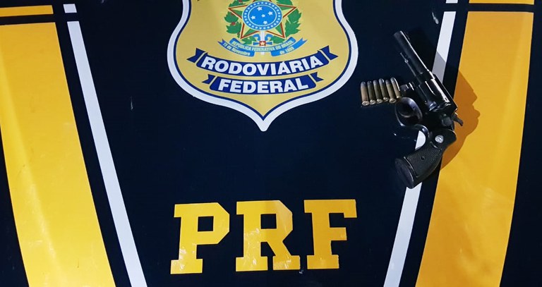 PRF aborda veículo e acaba prendendo suspeitos de praticarem roubo