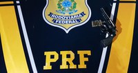 PRF aborda veículo e acaba prendendo suspeitos de praticar roubo