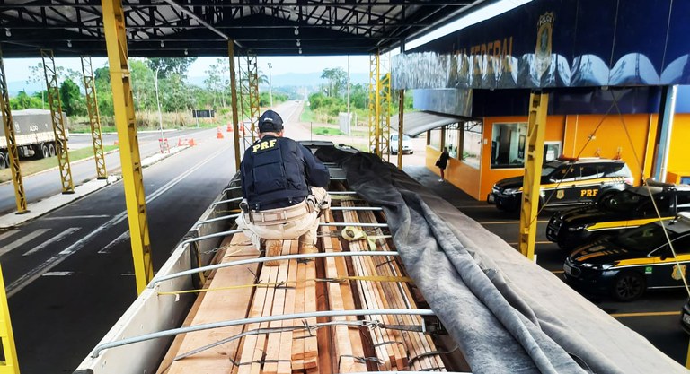 PRF apreende carreta transportando madeira ilegal em Pontes e Lacerda-MT