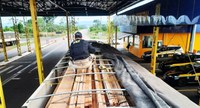 PRF apreende carreta transportando madeira ilegal em Pontes e Lacerda-MT