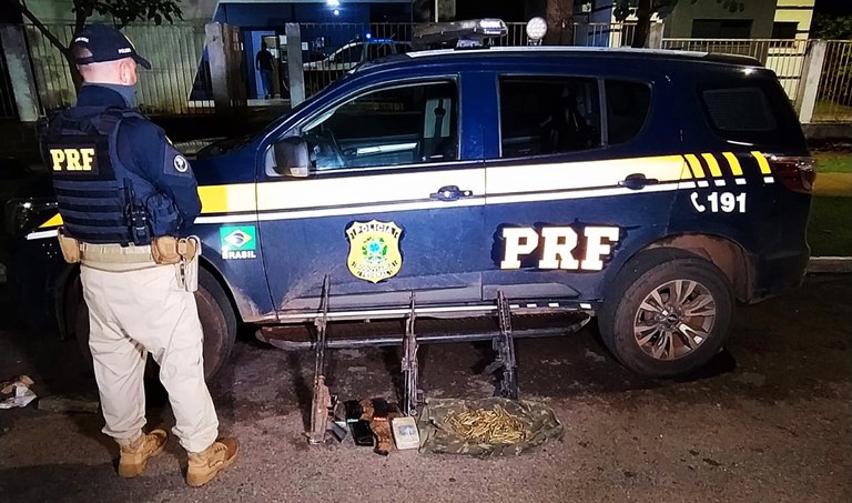 PRF apreende fuzis e droga dentro de caminhonete