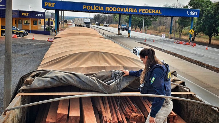 PRF apreende madeira ilegal no município de Santo Antônio do Leverger-MT