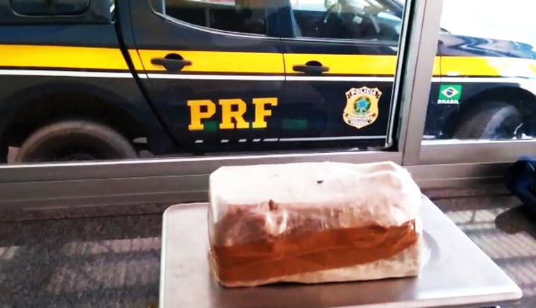 PRF apreende pasta base de cocaína transportada em automóvel na cidade de Cáceres-MT