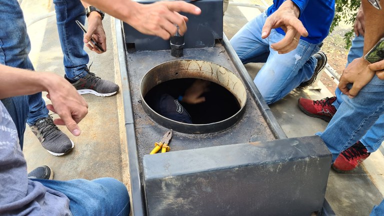 policial dentro do tanque.jpg