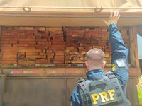 PRF, em apoio ao INDEA/MT, apreende mais de 46m3 madeira ilegal, no município de Barra do Garças/MT