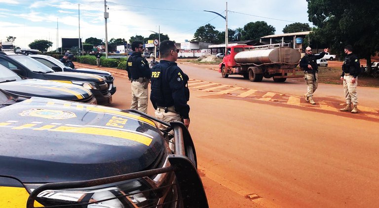 PRF em Mato Grosso atua para impedir bloqueio de rodovia federal