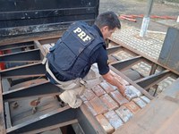 PRF faz grande apreensão de cocaína em fundo falso de carreta em Alto Garças