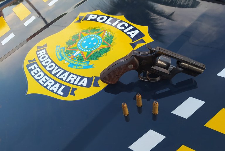 PRF prende homem de 34 anos por porte ilegal de arma