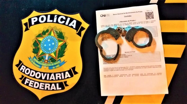 PRF prende rapaz com mandado de prisão em aberto