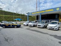 Fiscalização da PRF em Perdões (MG) flagra cegonheira transportando quatro veículos furtados