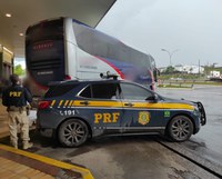 Ônibus com Restrição Judicial é flagrado pela PRF transitando com placas falsas na BR 381 em Oliveira (MG)