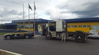 PRF apreende caminhão-trator com motor de ônibus em Uberaba (MG)