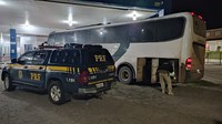 PRF apreende ônibus transitando com placas clonadas na BR 381 em Pouso Alegre (MG)