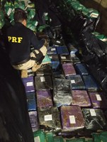 PRF apreende 3,4 toneladas de maconha e prende casal em Araxá (MG)