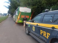 PRF apreende ônibus com restrição judicial de circulação com placas de outro veículo