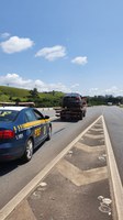 PRF recupera veículo produto de crime e prende duas pessoas em Cambuí (MG)