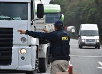 PRF aborda caminhoneiro dirigindo por 29 horas seguidas e portando droga na BR-116