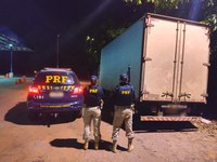 PRF recupera caminhão Ford Cargo, com queixa de furto durante fiscalização na BR 040