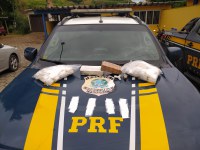 PRF apreende cocaína avaliada em cerca de meio milhão de reais, dentro de ônibus, em Teófilo Otoni (MG)