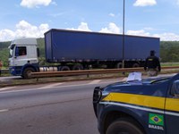PRF apreende veículos de carga com documentos falsos na BR 381 em Itaitaiuçu (MG)