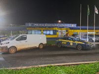 PRF recupera furgão furtado e prende três envolvidos em Uberaba (MG)