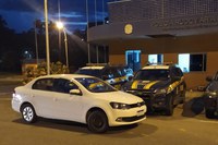 PRF recupera veículo roubado e apreende cocaína em Leopoldina (MG)