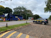 Em Minas Gerais, a PRF apreendeu 13 ônibus e identificou 133 pessoas suspeitas de envolvimento nos atos de vandalismo em Brasília (DF)