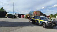PRF realiza Operação Rodovida para veículos de carga na rodovia Fernão Dias em MG