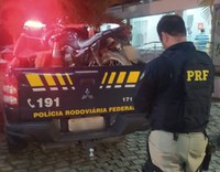 PRF recupera motocicleta com queixa de furto durante policiamento na BR 116 em Itambacuri (MG)