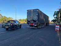 PRF prende caminhoneiro com carreta adulterada em Uberaba (MG)