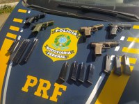 PRF apreende 5 pistolas, kit rajada e 11 carregadores que seriam entregues em Belo Horizonte (MG)