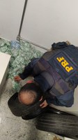 PRF apreende cocaína e maconha dentro de pneus, no interior de veículo, em Leopoldina (MG)