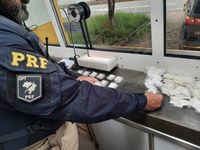 PRF apreende Cocaína com passageiro de ônibus na rodovia Fernão Dias em Oliveira (MG)