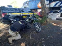 Dentro do bagageiro de ônibus, PRF recupera moto furtada