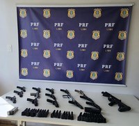 PRF apreende 15 pistolas, 1 carabina e 31 carregadores na BR-267, em Juiz de Fora (MG)