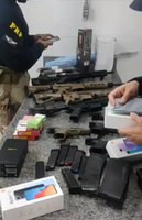 PRF apreende 4 fuzis, 4 pistolas e 13 carregadores na BR-251