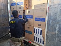 PRF prende caminhoneiro transportando cerca de 150 mil maços de cigarro contrabandeado