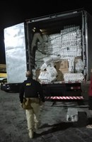 PRF prende contrabandista transportando 250 mil maços de cigarros na BR-381