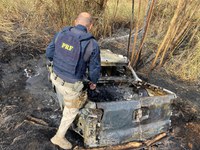 PRF localiza 225 kg de maconha em caminhonete acidentada e em chamas na BR-262