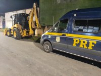 Em Juiz de Fora (MG), PRF recupera máquina retroescavadeira roubada de uma propriedade rural no estado de São Paulo