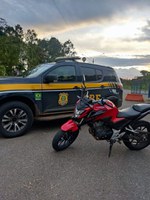Moto furtada é recuperada pela PRF em bagageiro de ônibus na BR 365 em Patos de Minas (MG)
