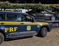 Durante fiscalização na BR 116, em Leopoldina (MG), PRF recupera Renault Logan furtado