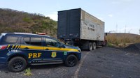 Caminhão furtado é recuperado pela PRF na BR-262, em Rio Casca (MG)