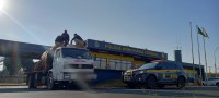 PRF aborda caminhão com carga mal fixada e apreende mais de 5 toneladas de maconha em Frutal (MG)