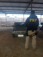 PRF apreende veículo roubado, em Poços de Caldas (MG)