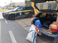 PRF recupera carga após saque, em Leopoldina (MG)