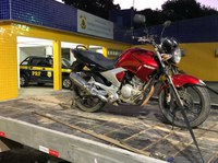 PRF recupera moto furtada, em Manhuaçu (MG)