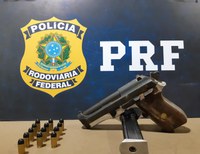PRF recupera veículo furtado e apreende arma de fogo em Uberlândia (MG)