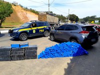 PRF apreende aproximadamente 620 kg de maconha em veículo com placas falsas, em Muriaé (MG)